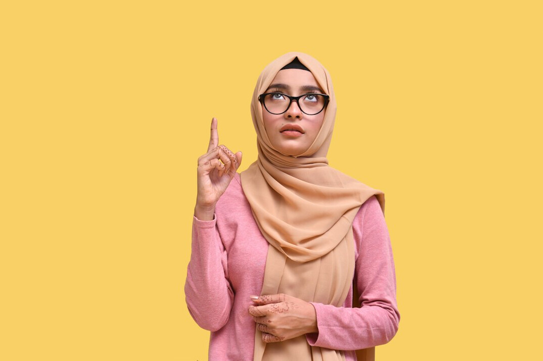 woman explaining concept